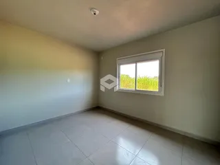 A sala apresenta paredes claras e piso de cerâmica.