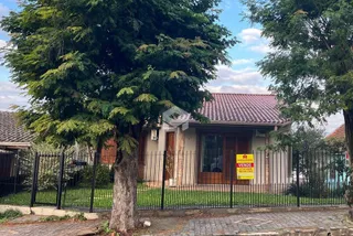 Fachada de uma casa em Lajeado, Brasil, com cerca e vegetação.