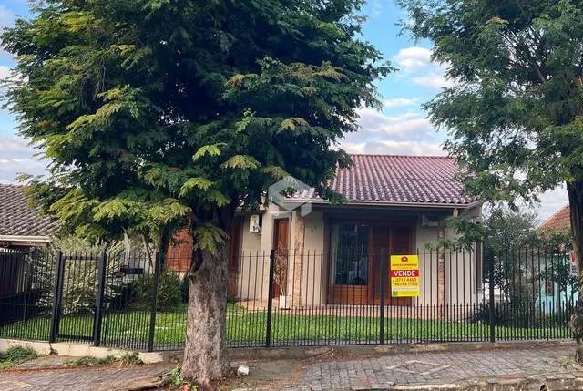 Fachada de uma casa em Lajeado, Brasil, com cerca e vegetação.