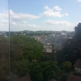 Vista panorâmica de árvores e horizonte da cidade em Lajeado.