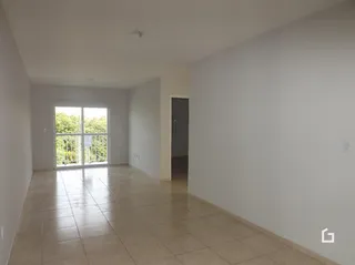 Sala de estar com piso de cerâmica e grande janela.