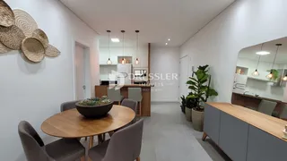 Mesa de madeira com cadeiras em um ambiente interno claro.