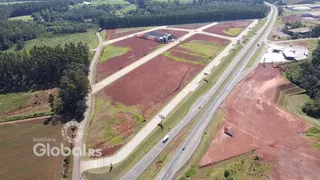 Vista aérea de uma grande área de terra com vegetação e uma estrada.