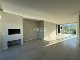 Sala de estar com piso claro e paredes brancas.