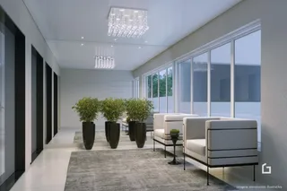 Sala de estar com grandes janelas e teto branco.