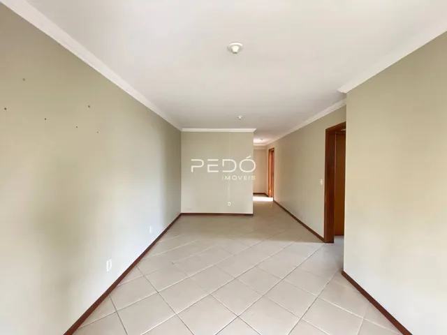Corredor interno com piso de cerâmica claro e paredes em tom neutro.