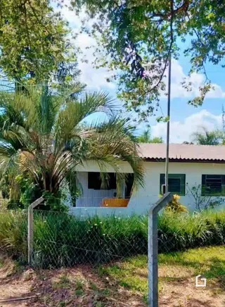Vista da fachada de uma casa em Lajeado, Brasil, com vegetação ao redor.
