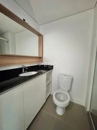 Foto de um banheiro com bancada e vaso sanitário em um imóvel.