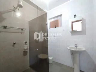 Foto de um banheiro com revestimento cerâmico nas paredes e pia.