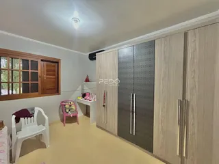Quarto com armários embutidos e porta de madeira em um imóvel no Brasil.