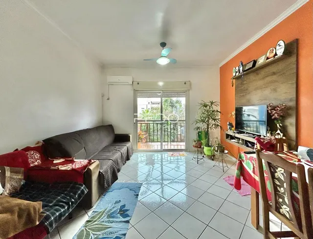 Sala de estar com piso de cerâmica e parede laranja.