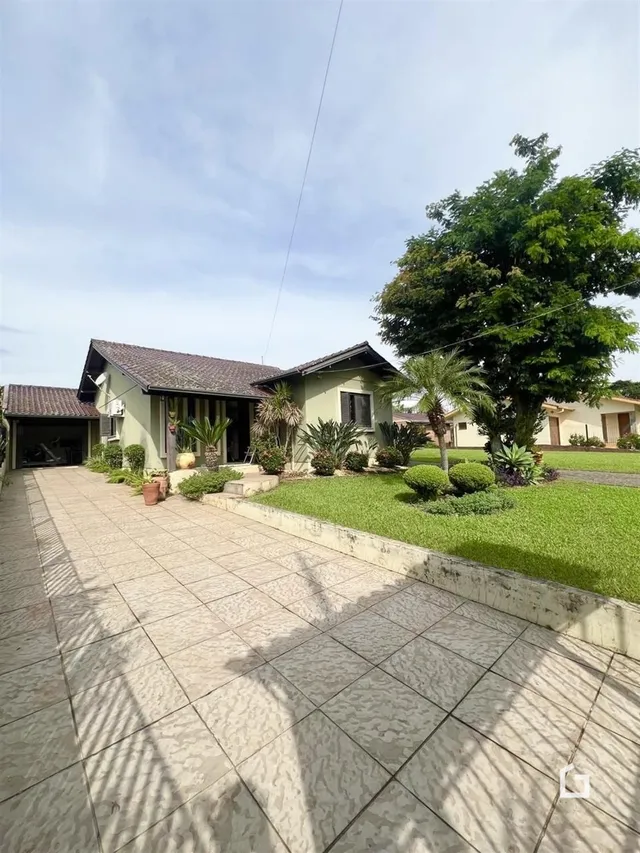 A fachada de uma casa em Lajeado, Brasil, com jardim e calçada.
