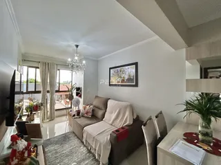 Sala de estar com sofá e janela em um imóvel no Brasil.