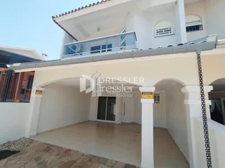 Fachada de uma residência branca em Lajeado, Brasil.