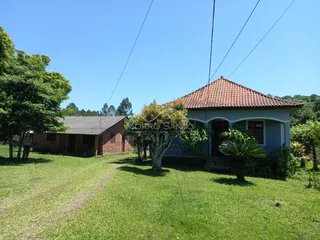 Fachada de uma casa térrea com telhado de telhas vermelhas em Lajeado.