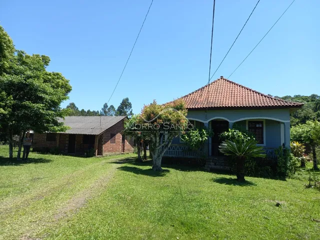 Fachada de uma casa térrea com telhado de telhas vermelhas em Lajeado.