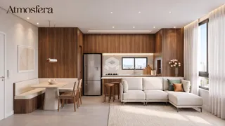 Sala de estar moderna com painéis de madeira e sofá claro em um ambiente bem iluminado.