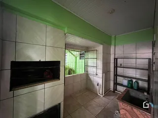 Vista interna de uma área com paredes de azulejo e teto verde.