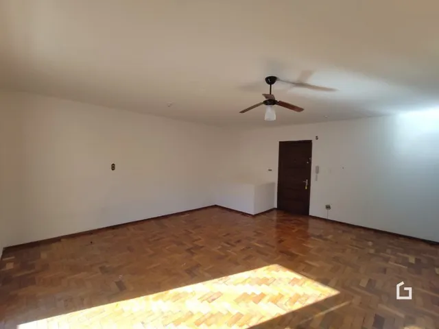 Foto de um ambiente interno com piso de madeira.