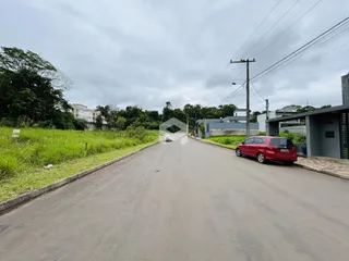 Vista da rua em Lajeado, Brasil, com vegetação ao redor.