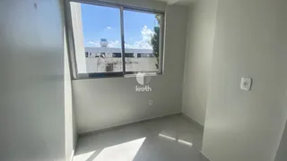 Ambiente interno com grande janela de vista para o exterior.
