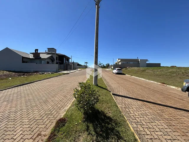 Fachada de casas em Lajeado, Brasil com rua pavimentada e gramado.