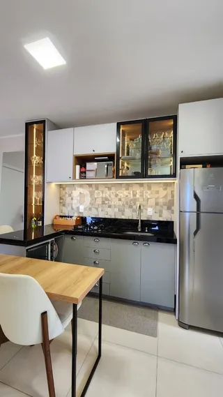 Vista da cozinha moderna de um imóvel em Lajeado, Brasil.
