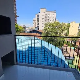 Vista da varanda com grade de metal e área de piscina.