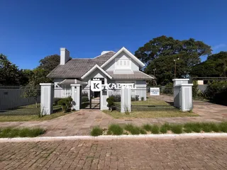 Fachada de uma casa residencial em Lajeado, Brasil, com cerca e paisagismo.