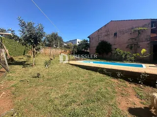 Vista externa de uma propriedade com piscina e jardim em Lajeado, Brasil.