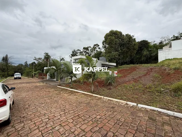 Fachada de uma residência em Lajeado, Brasil, com paisagismo e área de acesso pavimentada.