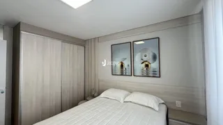 Quarto com cama e armários em um ambiente moderno.