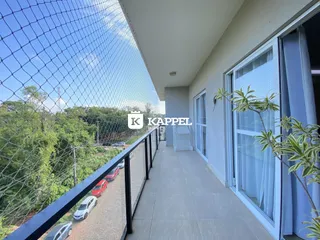 Vista da varanda com paisagem verde e vegetação.