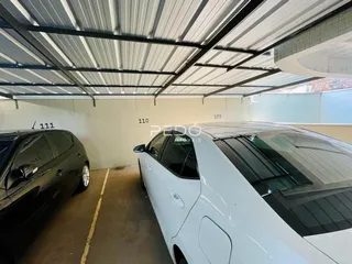 Foto da área de estacionamento e fachada de uma propriedade em Lajeado.