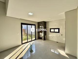 Sala de estar com piso de cerâmica e porta de vidro que dá para o jardim.