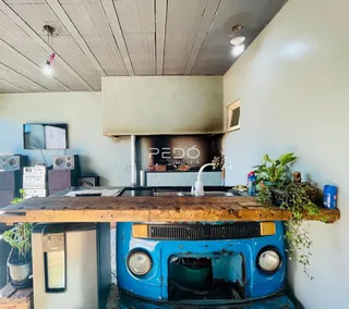 Foto de uma cozinha com bancada de madeira rústica e fogão antigo.