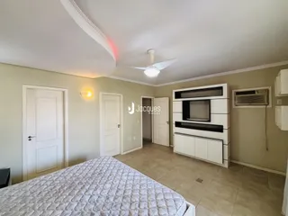 Quarto com cama e portas brancas em um imóvel.