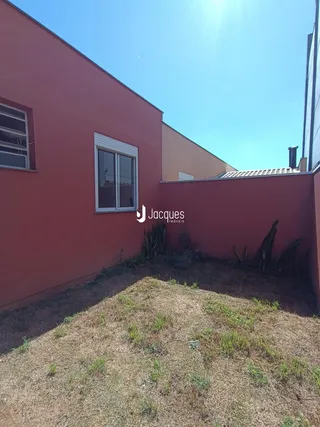 Vista da fachada de uma residência em Lajeado, Brasil, com jardim seco na frente.