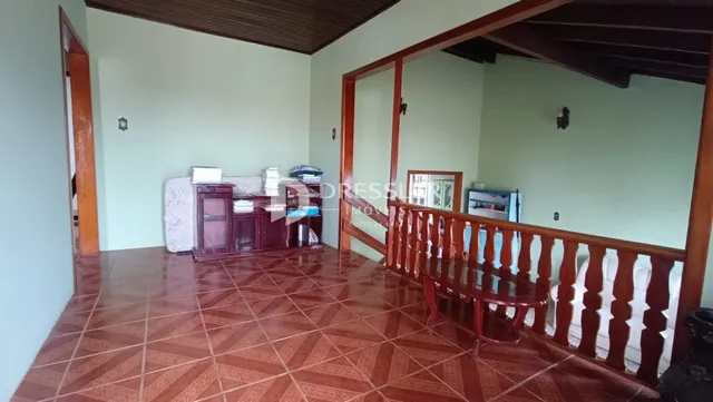 Ambiente interno com piso de cerâmica e molduras de madeira.