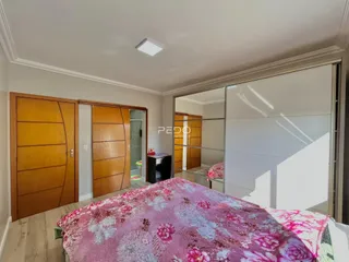Quarto com cama e portas de madeira no interior da residência.