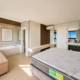 Quarto com cama e banheira visível em um ambiente interno.