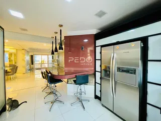 Vista interna de um ambiente amplo com piso de cerâmica e móveis modernos.