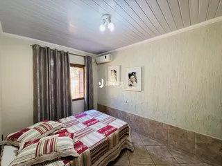 Quarto com cama e janela em um imóvel no Brasil.