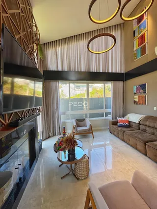Sala de estar moderna com grandes janelas e cortinas em Lajeado.