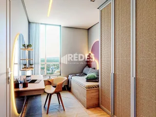 Quarto com piso de madeira e portas de correr de armário.