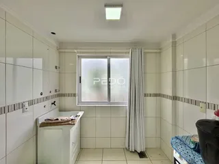 Foto de um banheiro com revestimento de azulejos brancos.