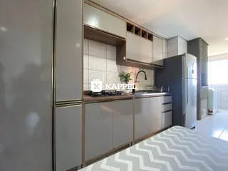 Cozinha moderna com armários e eletrodomésticos em aço inoxidável.