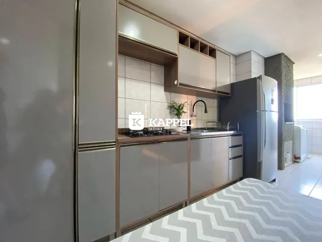 Cozinha moderna com armários e eletrodomésticos em aço inoxidável.