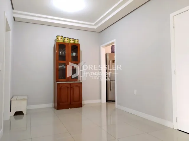 Quarto com armário de madeira na sala.