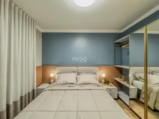 Quarto com cama e paredes em tons de azul e laranja.